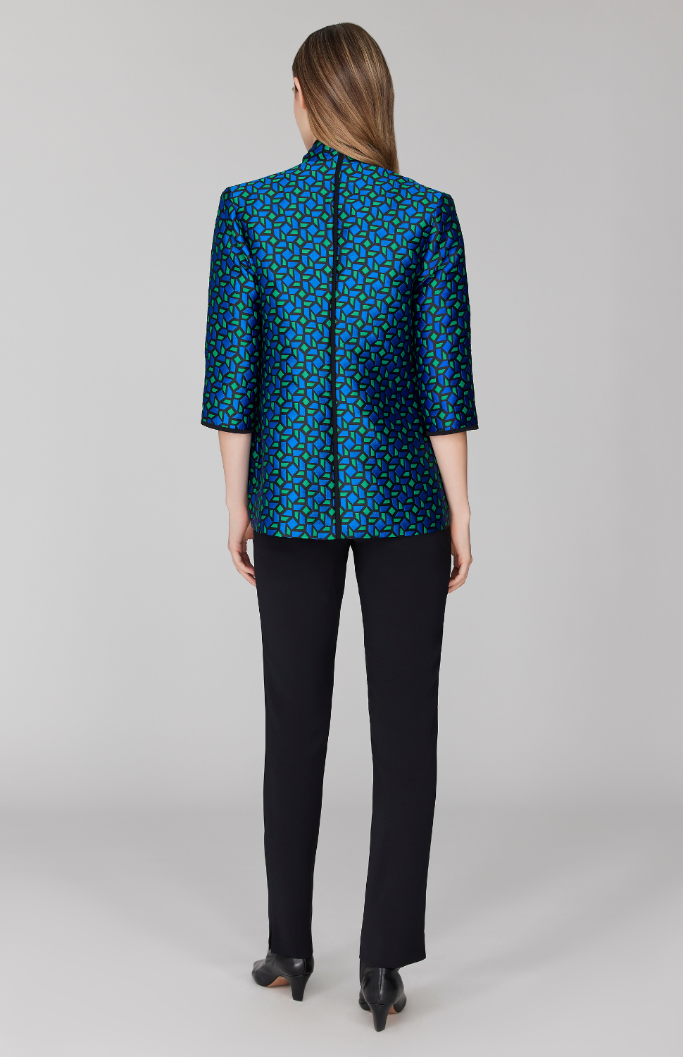 Morgan is 5' 11" and wearing Multi in size XS.