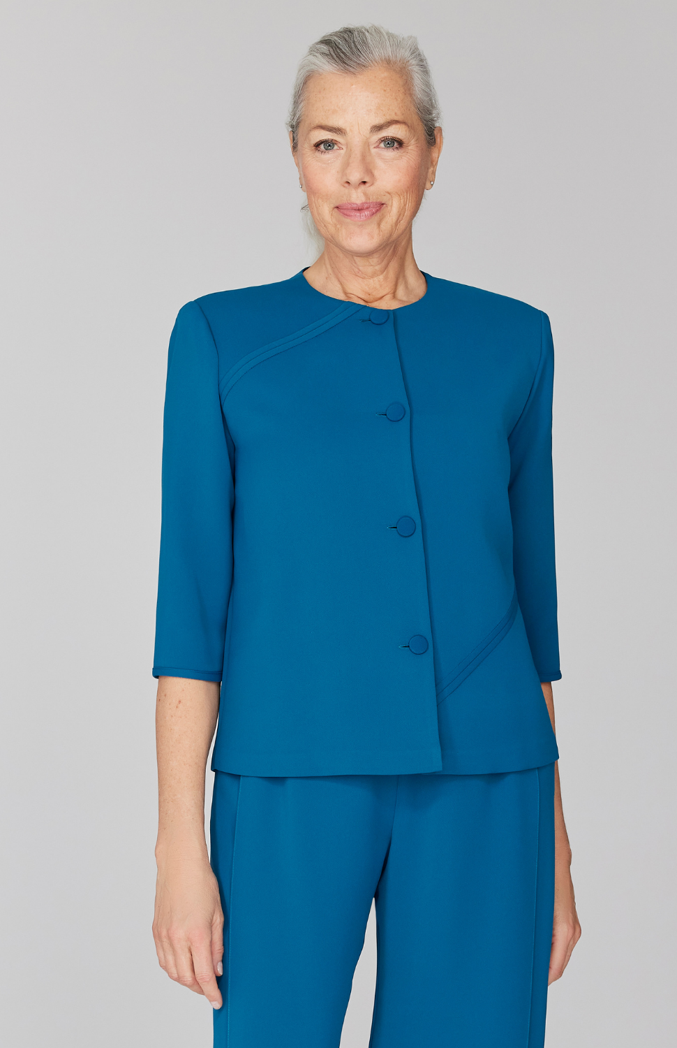 Fabienne is 5' 9" and wearing Petrol in size XS.