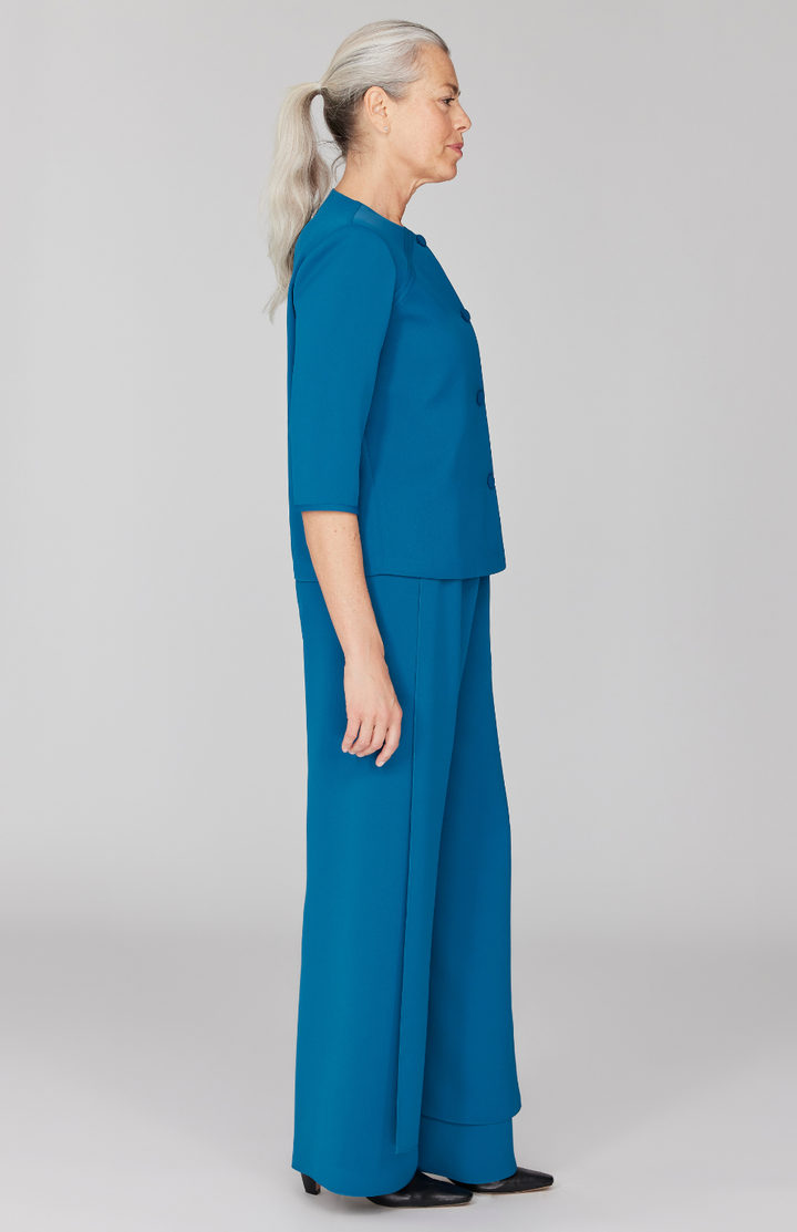 Fabienne is 5' 9" and wearing Petrol in size XS.