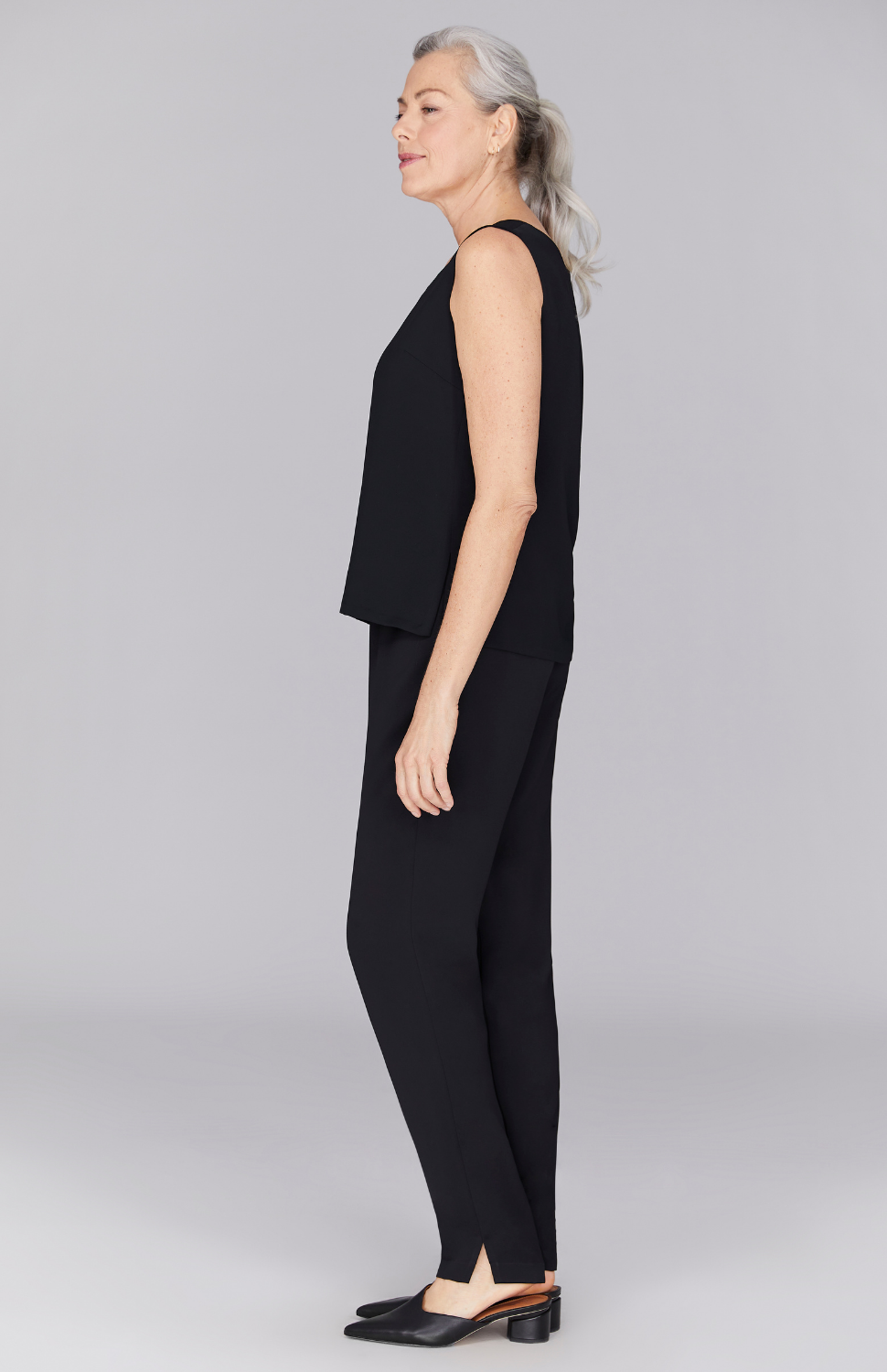 Fabienne is wearing Black in XS.