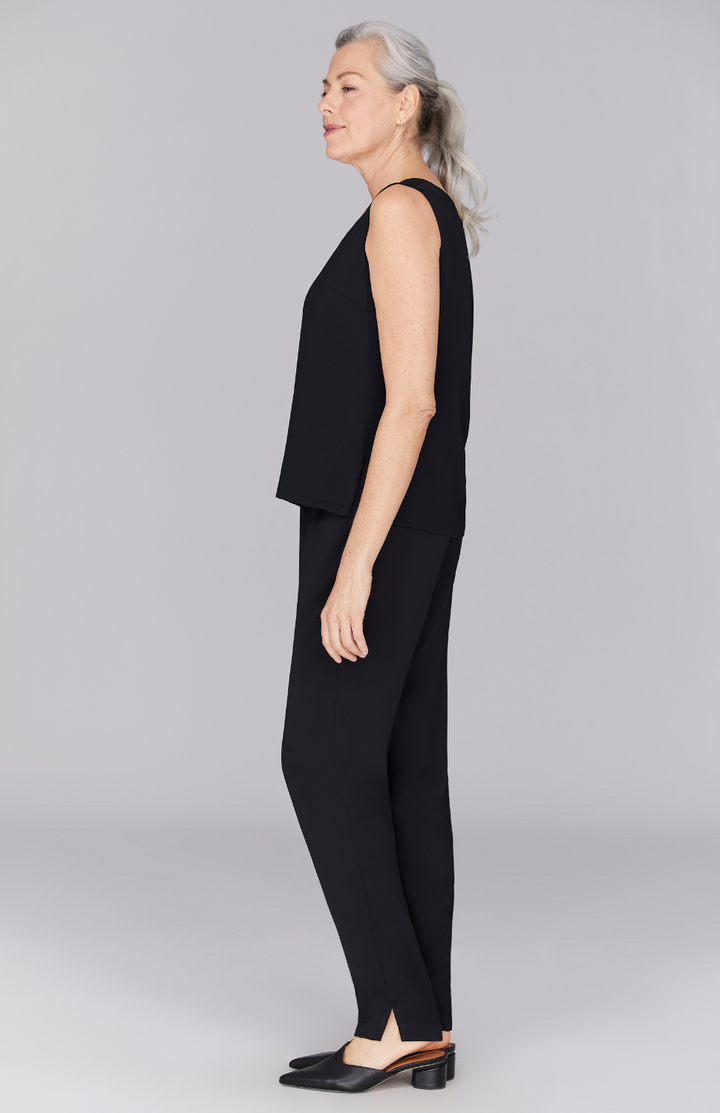 Fabienne is 5’ 9" and wearing Black in XS.