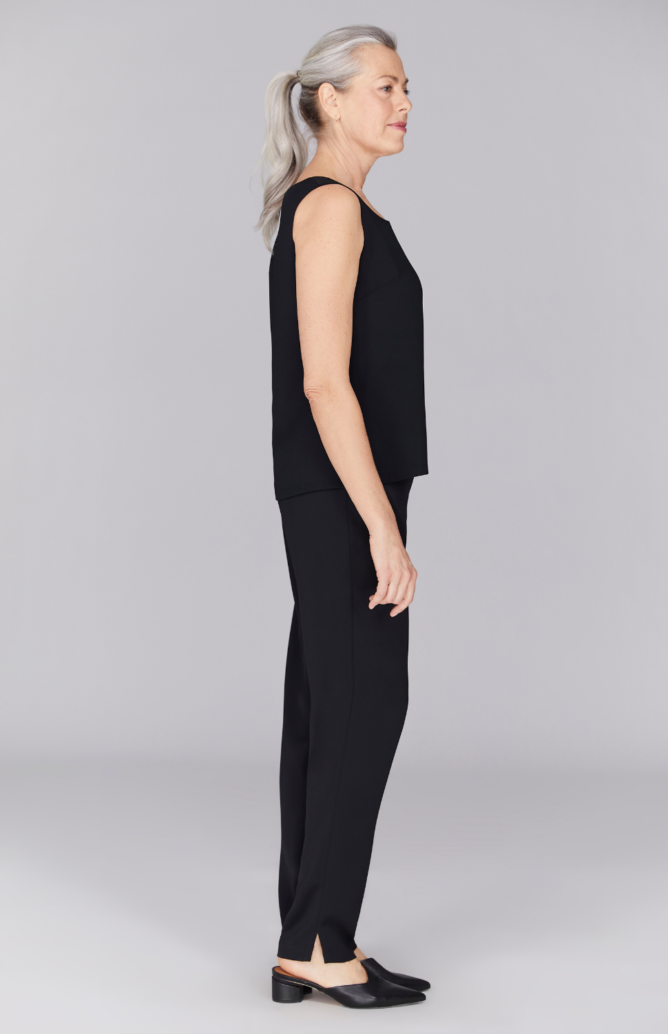 Fabienne is wearing Black in XS.