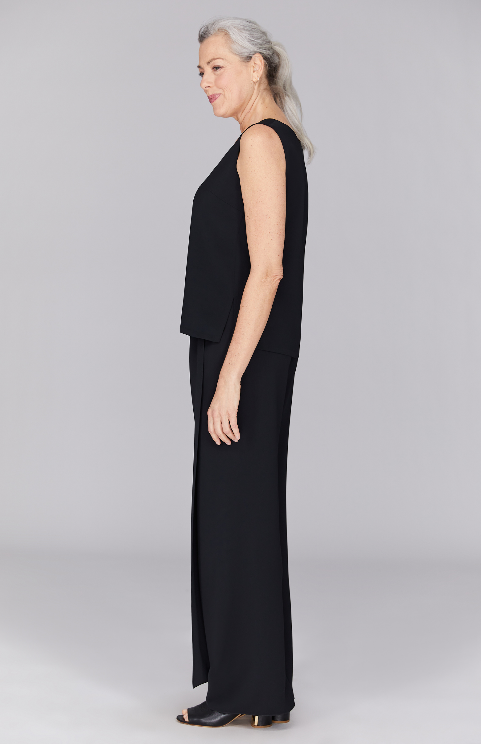 Fabienne is 5’ 9" and wearing Black in XS.