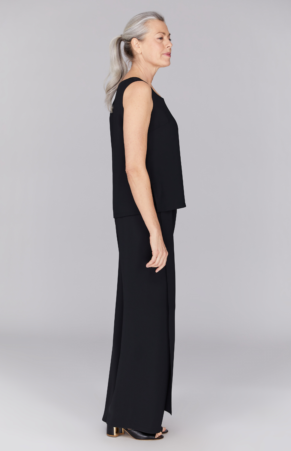 Fabienne is 5’ 9" and wearing Black in XS.