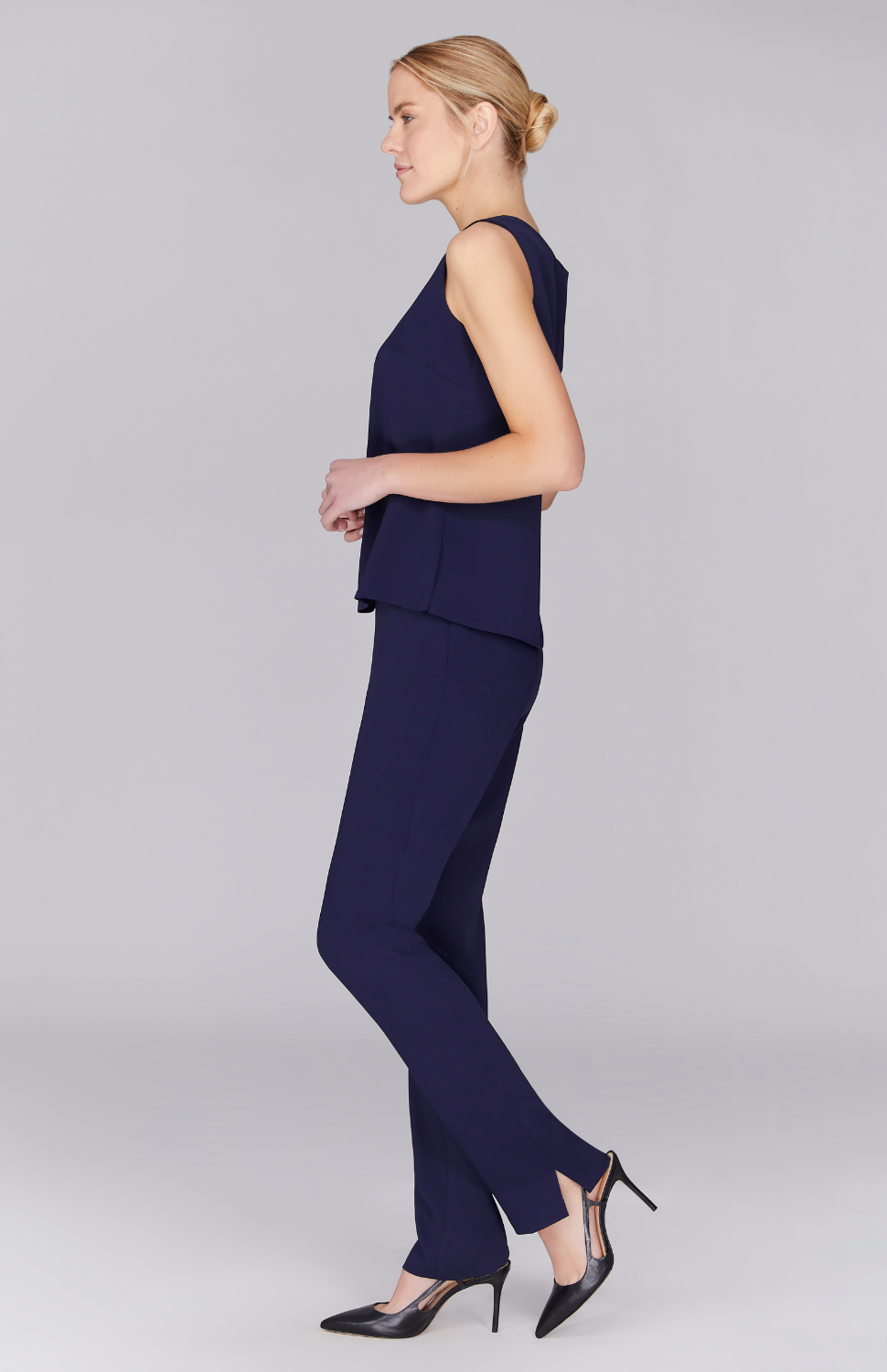 Gabby is wearing Midnight in XS.