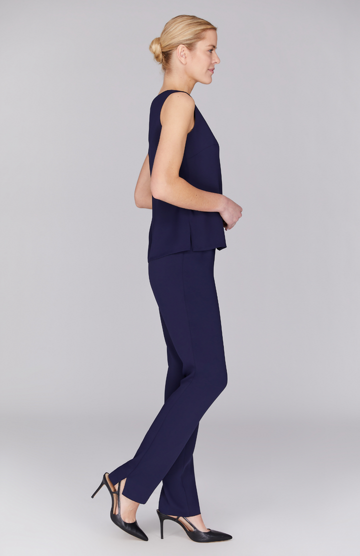 Gabby is wearing Midnight in XS.