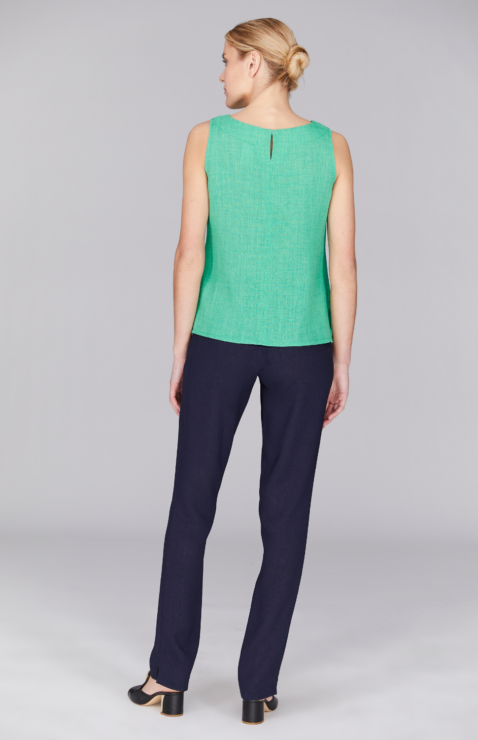 Gabby is wearing Sea in XS.