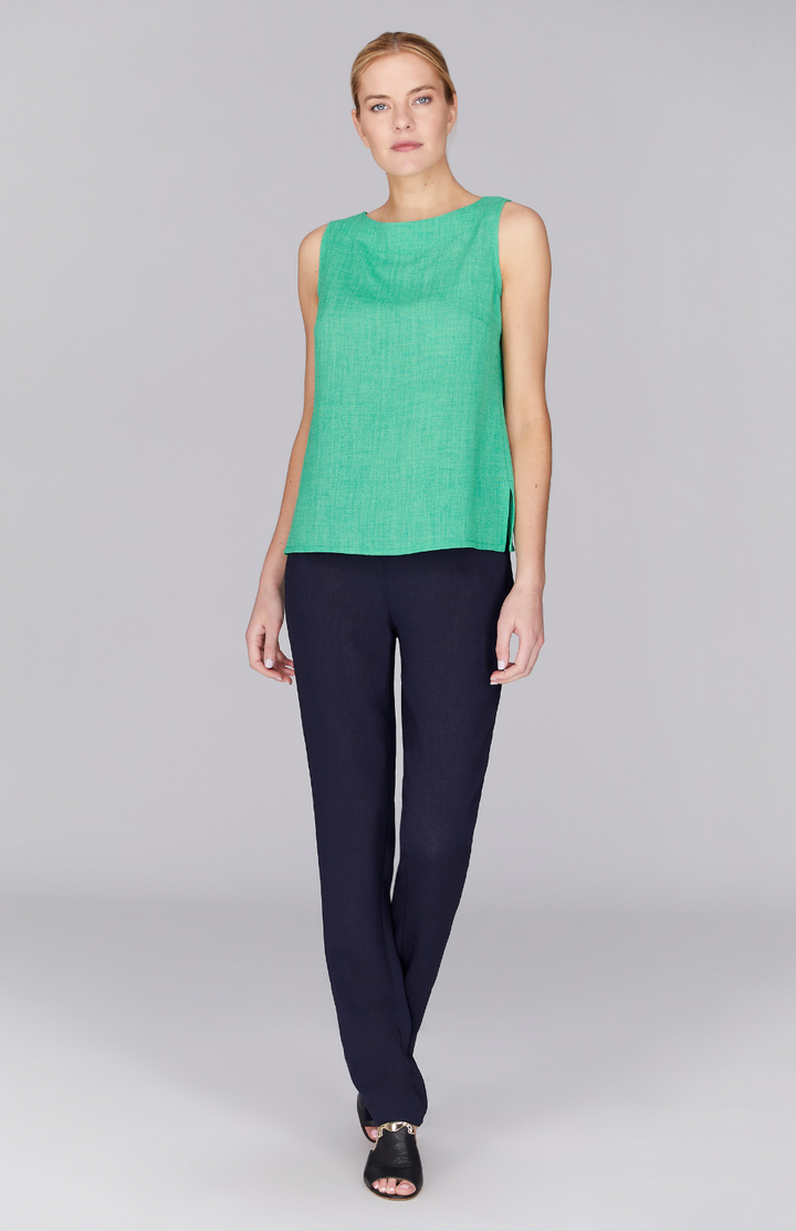 Gabby is wearing Midnight in XS.