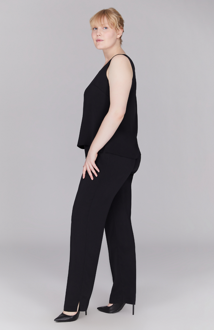 Molly is wearing Black in size L.