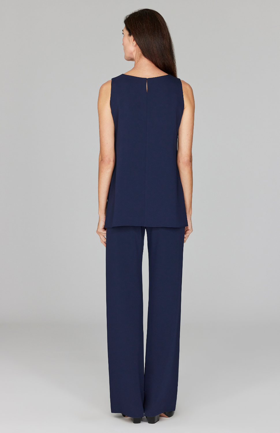 Ekaterina is 5'10" and wearing a size XS in Midnight.