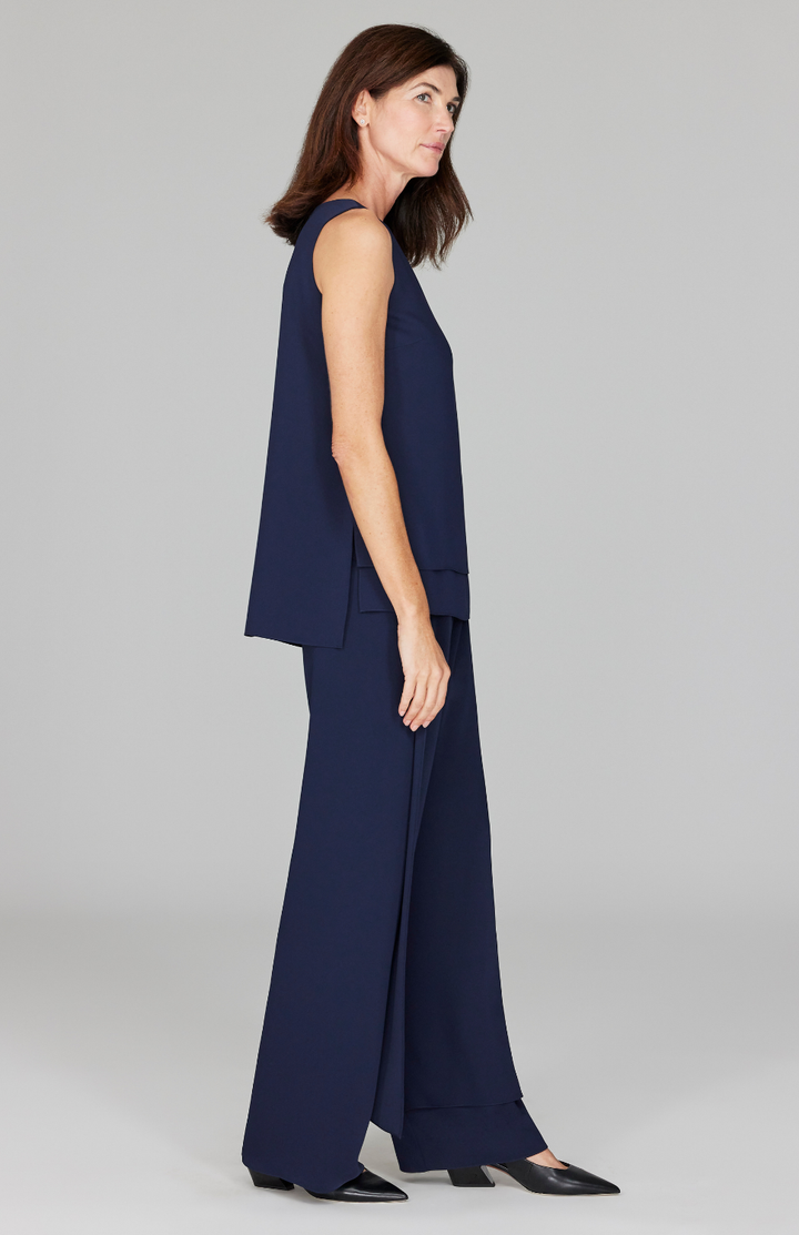 Ekaterina is 5'10" and wearing a size XS in Midnight.