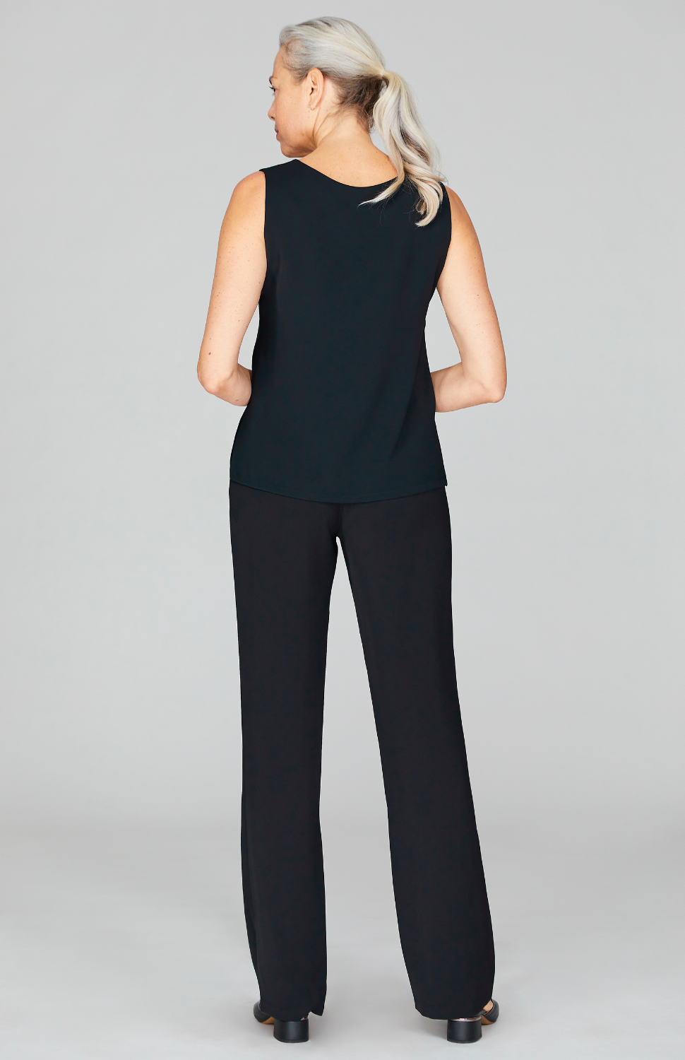 Fabienne is wearing Black in XS.