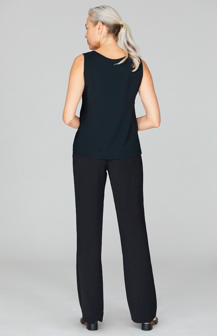 Fabienne is wearing Black in XS.