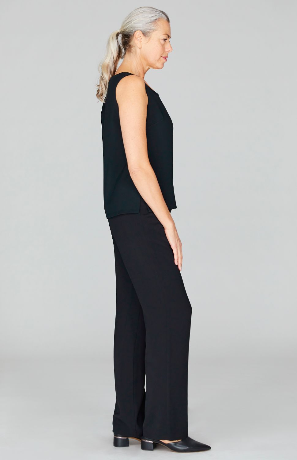 Fabienne is wearing Black in XS.