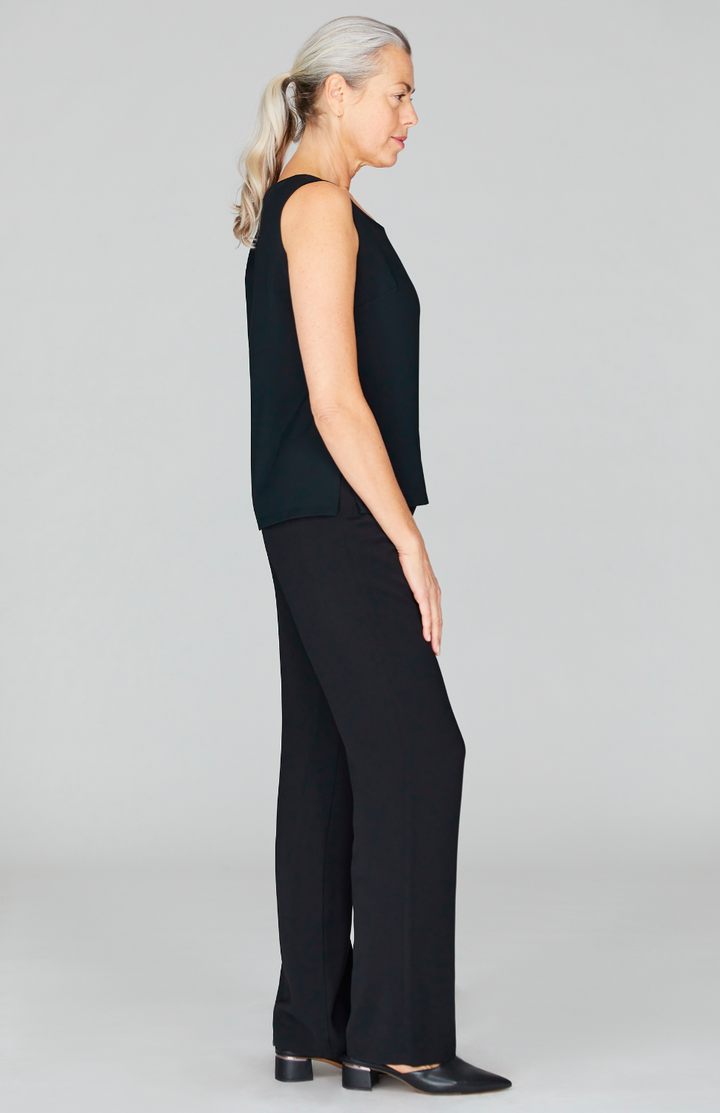 Fabienne is wearing Black in XS.