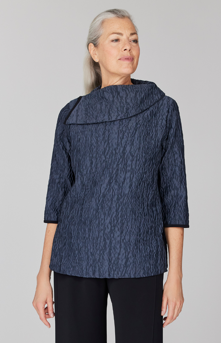 Fabienne is 5' 9" and wearing Storm in size XS.