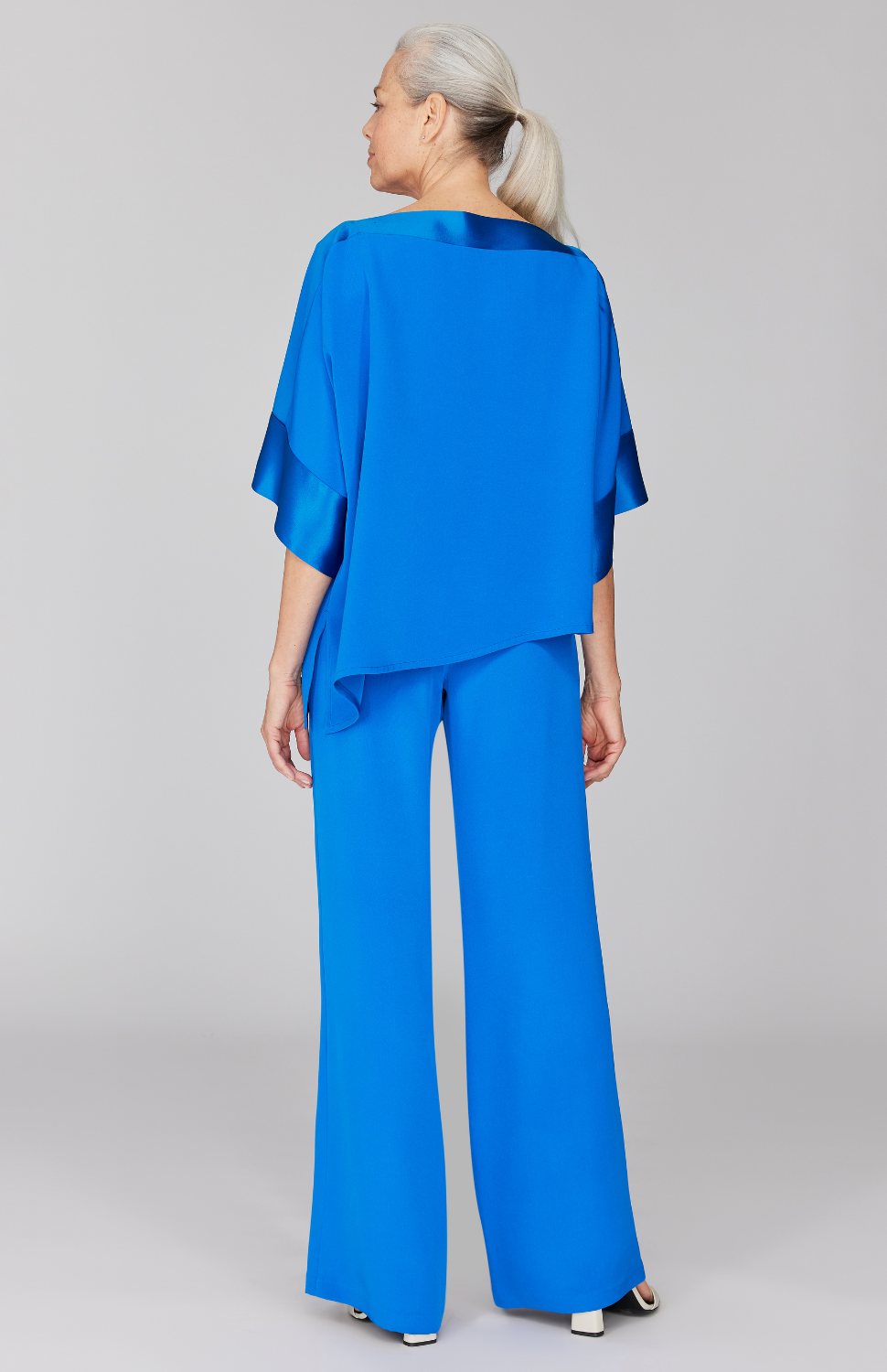 Fabienne is 5' 9" and wearing Iris in size XS.