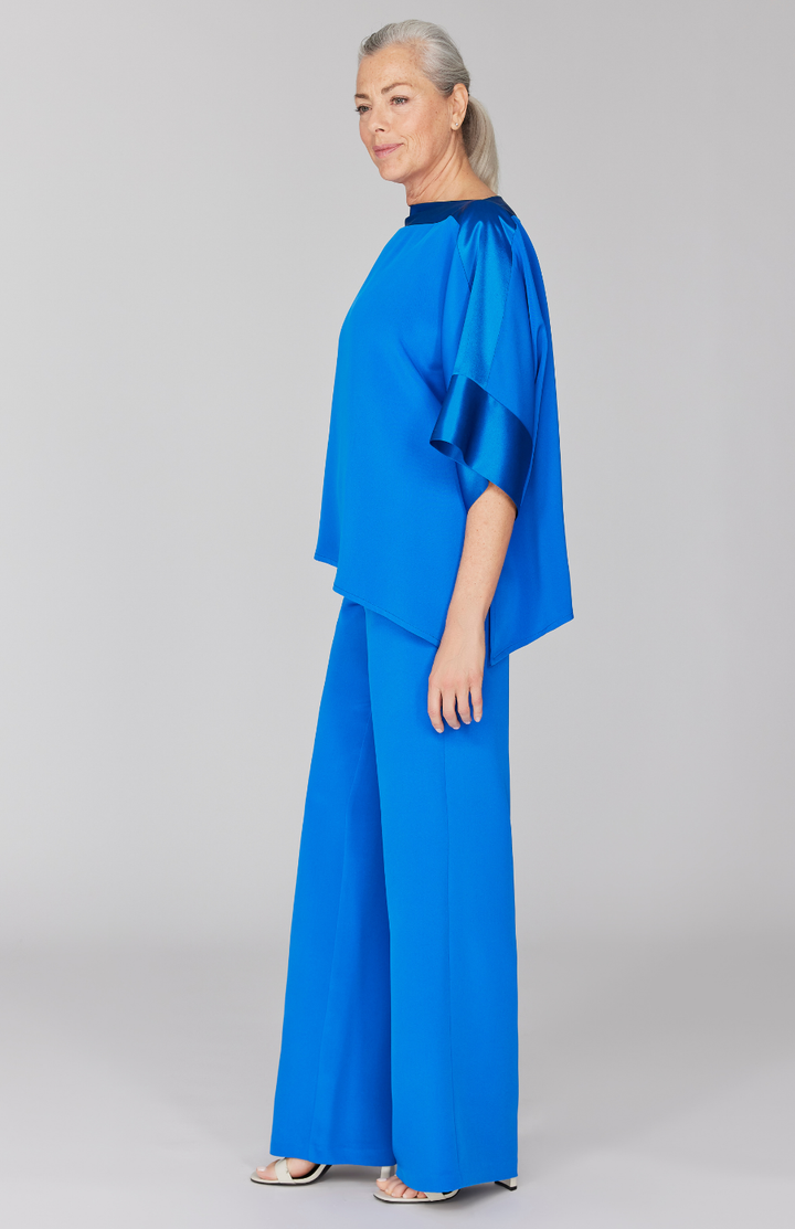 Fabienne is 5' 9" and wearing Iris in size XS.