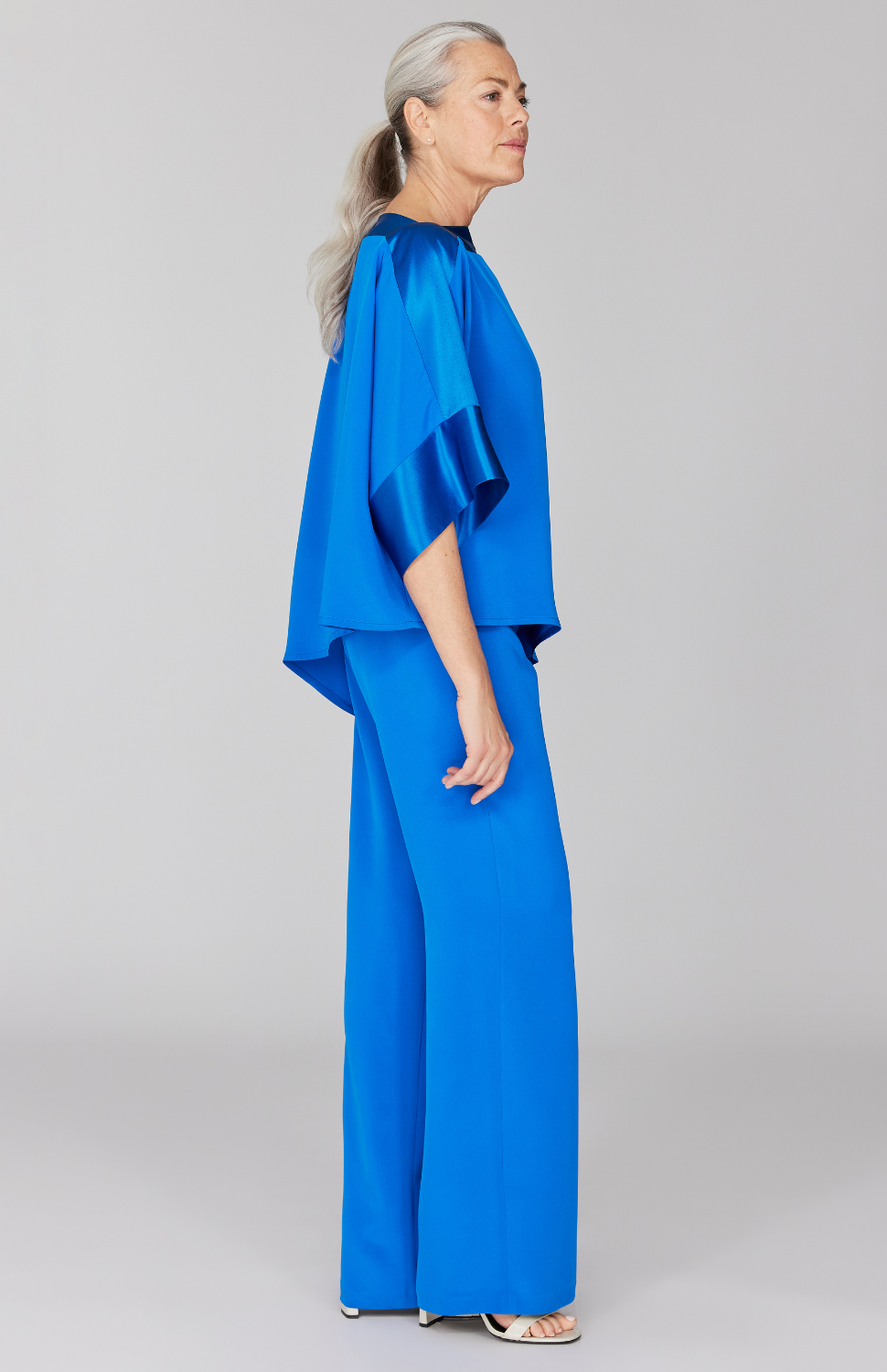 Fabienne is 5' 9" and wearing Iris in size XS.