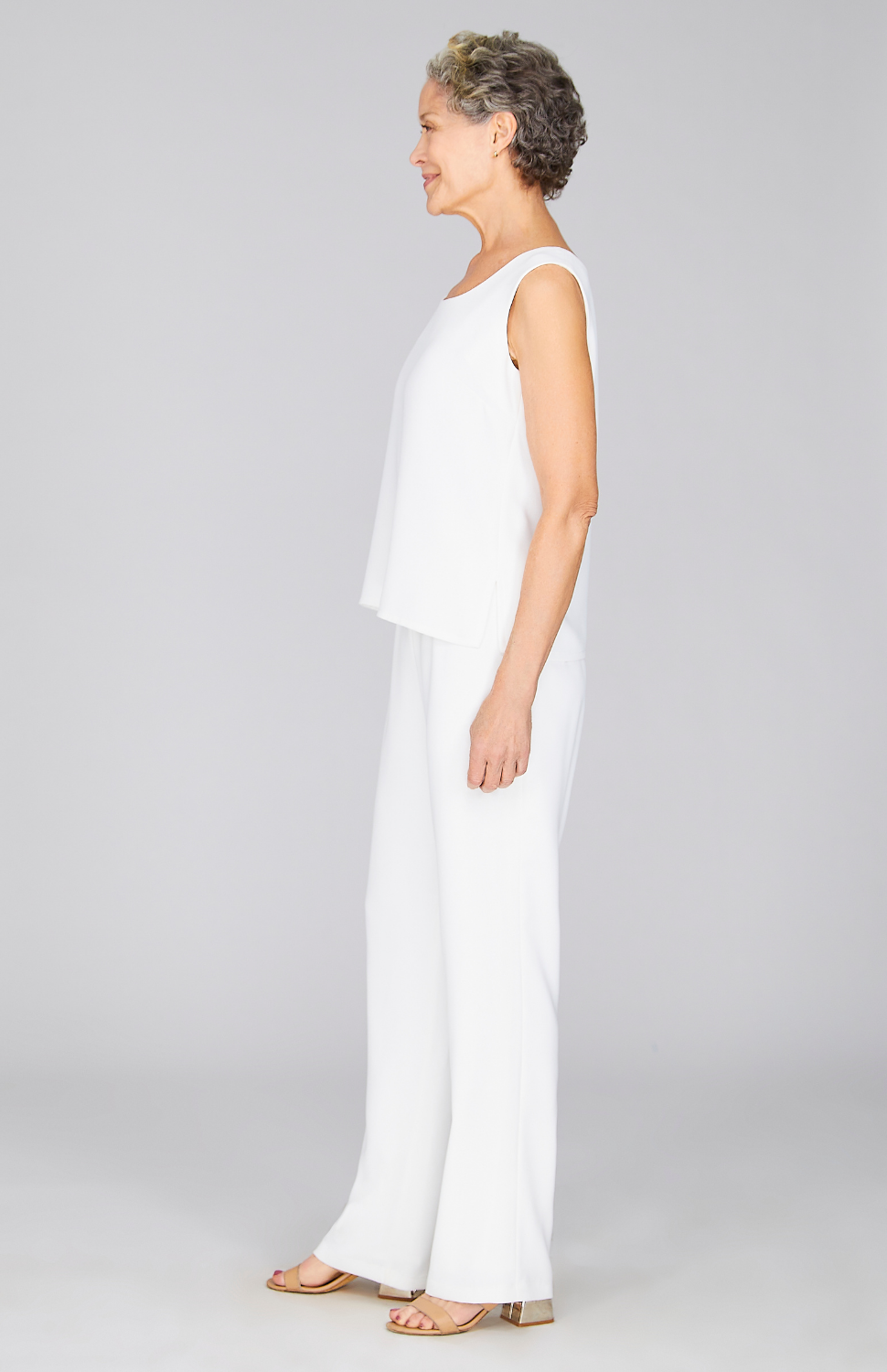 Nancy is wearing Pearl in XS.