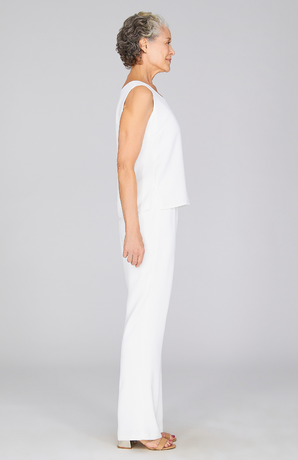 Nancy is wearing Pearl in XS.